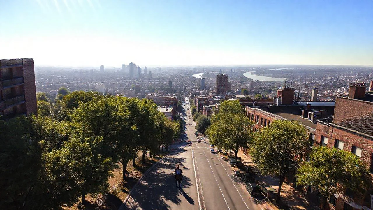 Ciudad vibrante bajo un cielo azul