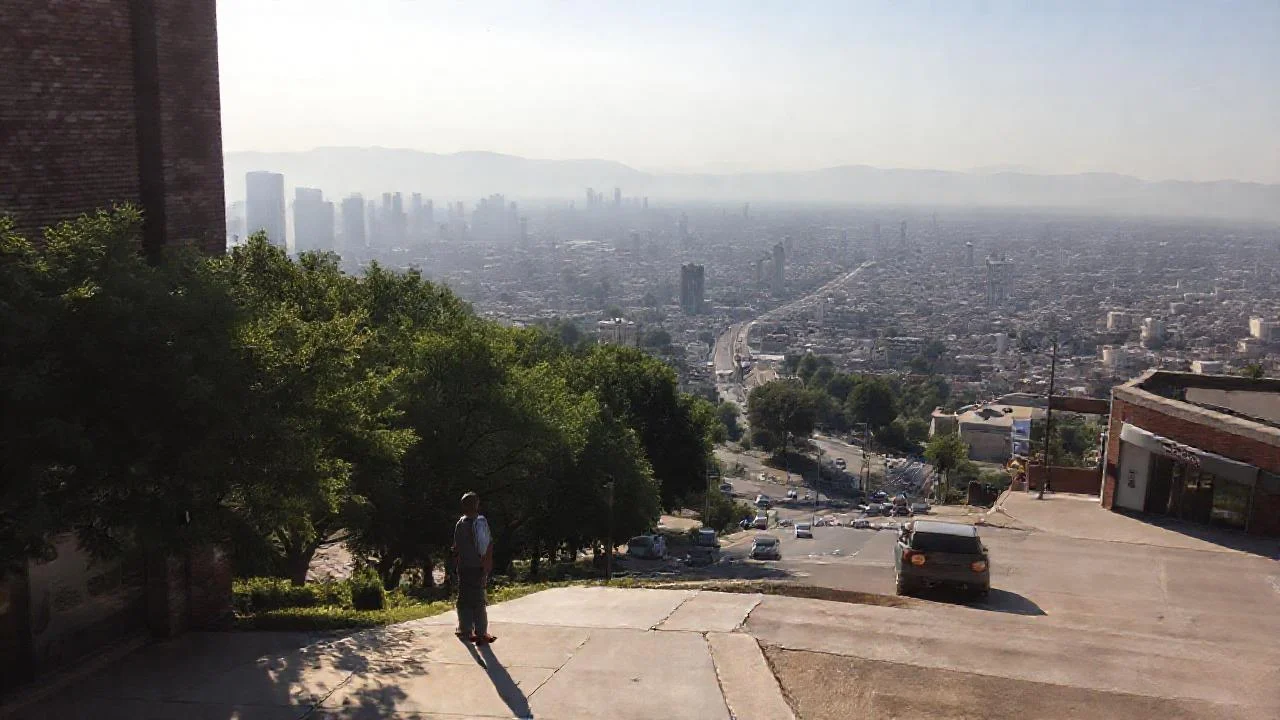 Ciudad moderna, silenciosa y realista