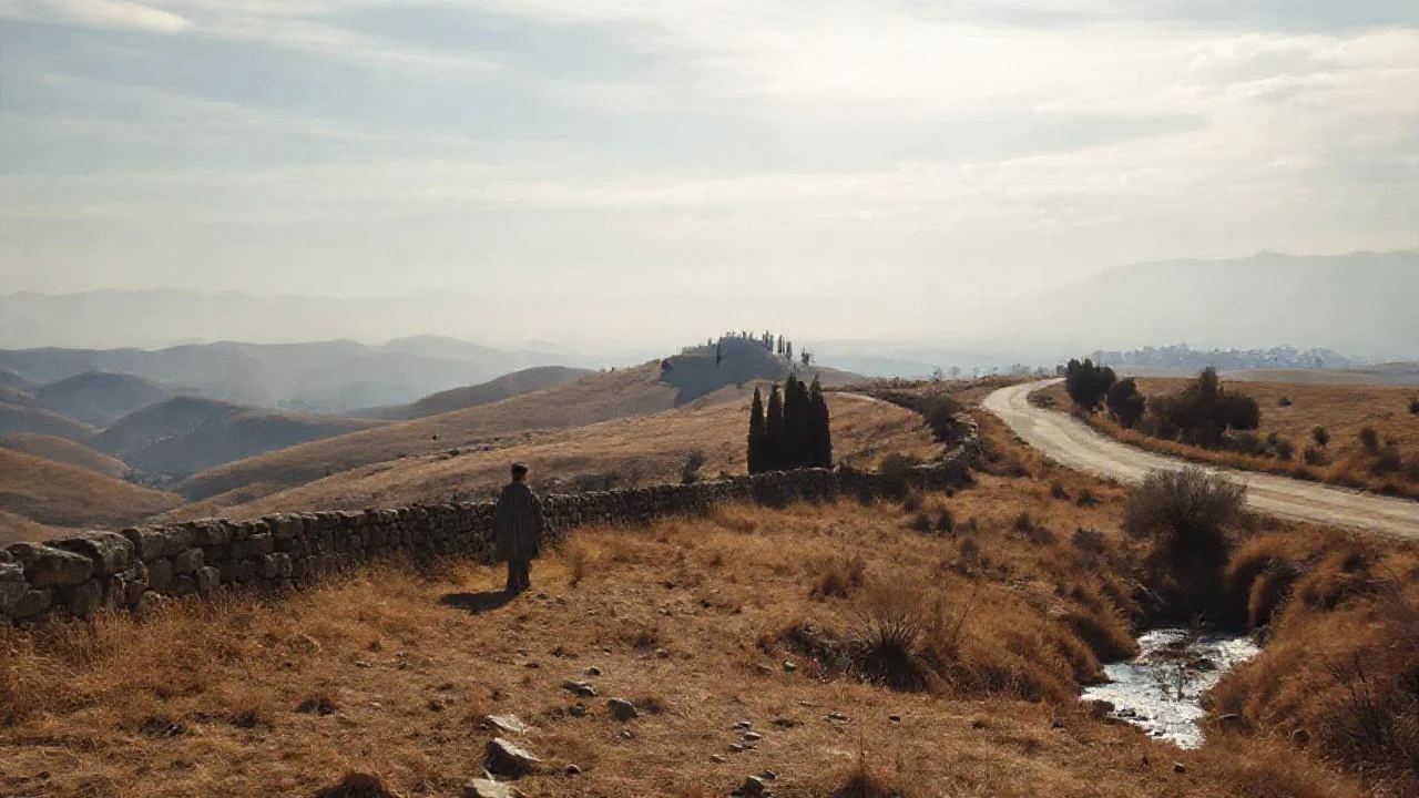 Silueta solitaria en un paisaje distante
