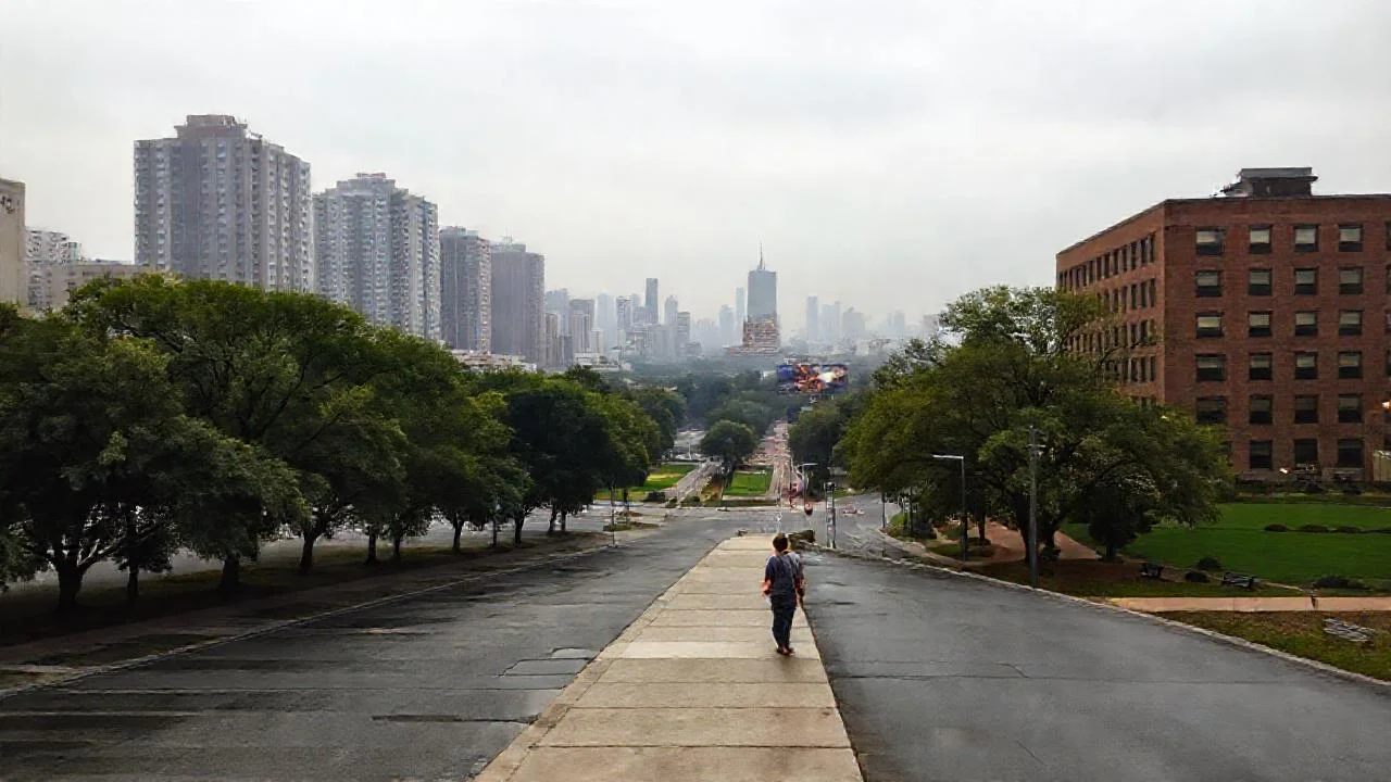 Ciudad densa bajo cielo difuso