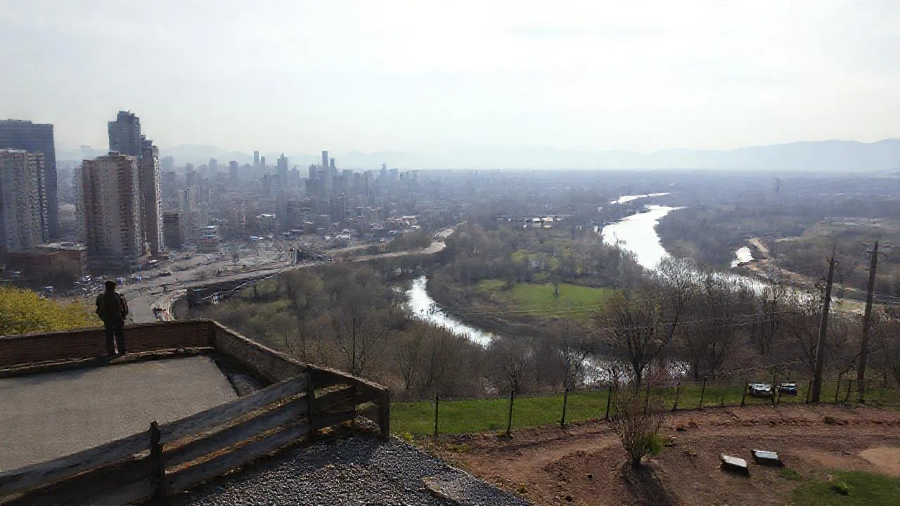 Ciudad vibrante bajo cielo difuso