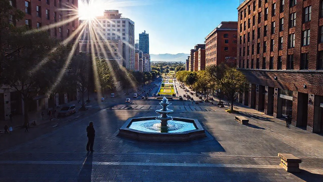 Ciudad vibrante bajo un cielo azul