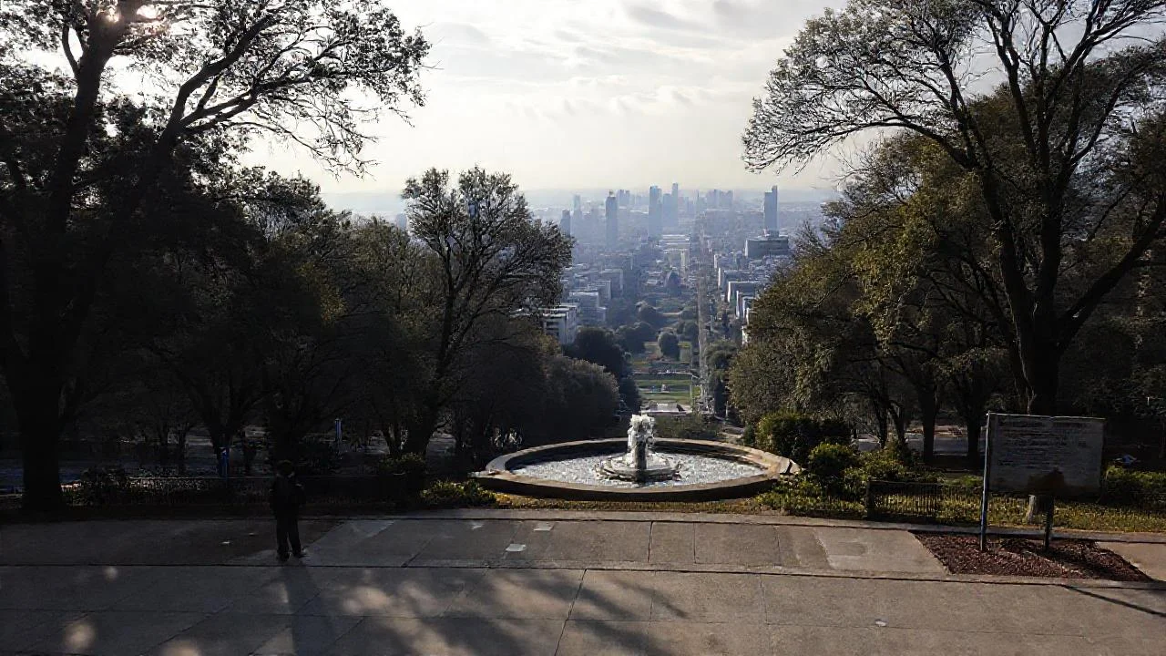 Ciudad extensa, grisácea, y silenciosa
