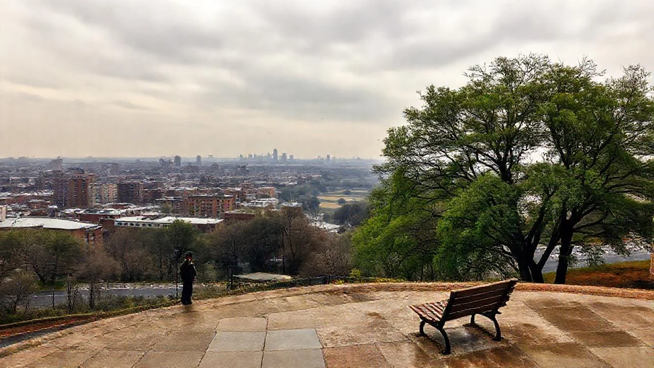 Ciudad en calma, lejos y gris