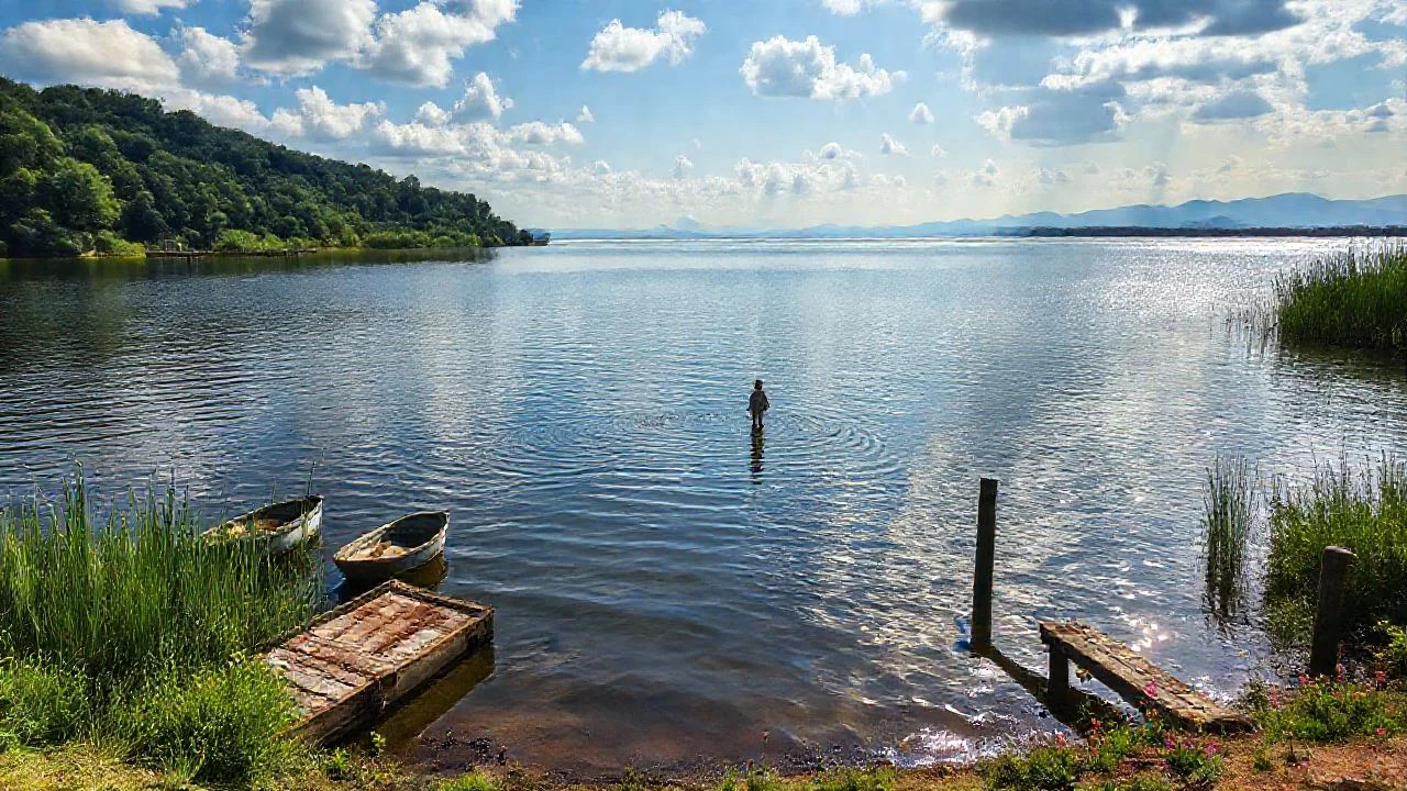Lago sereno, luz y quietud