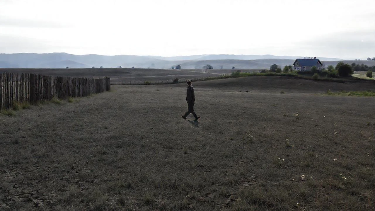 Soledad rural, luz tenue y distancia