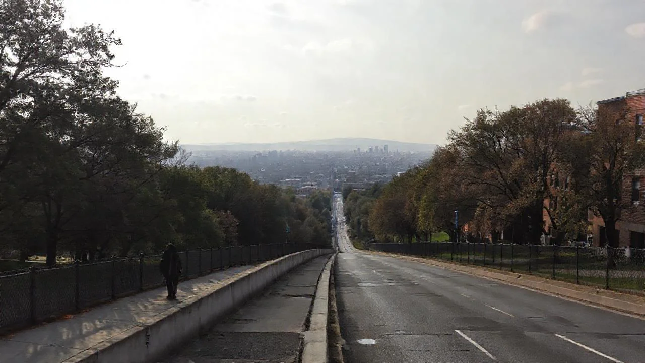 Ciudad vibrante bajo cielo brumoso