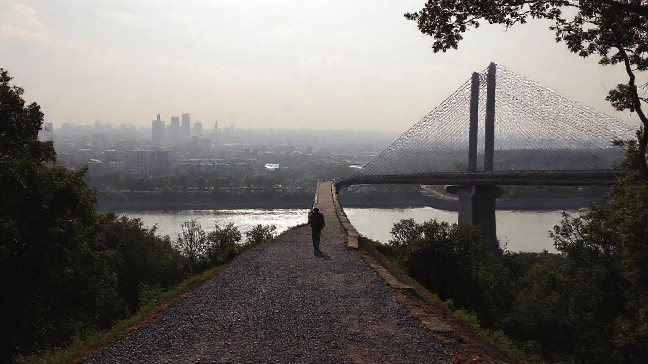 Ciudad moderna, tranquila y distante