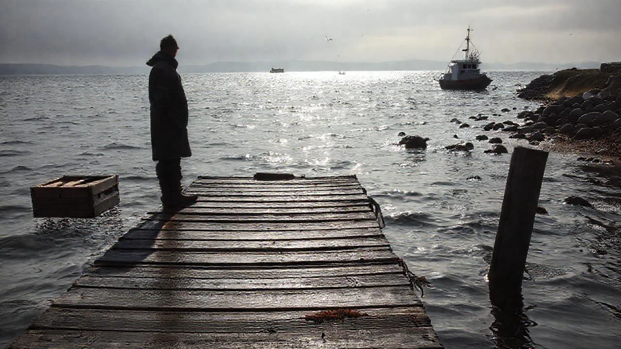 Un solitario pescador observa el mar