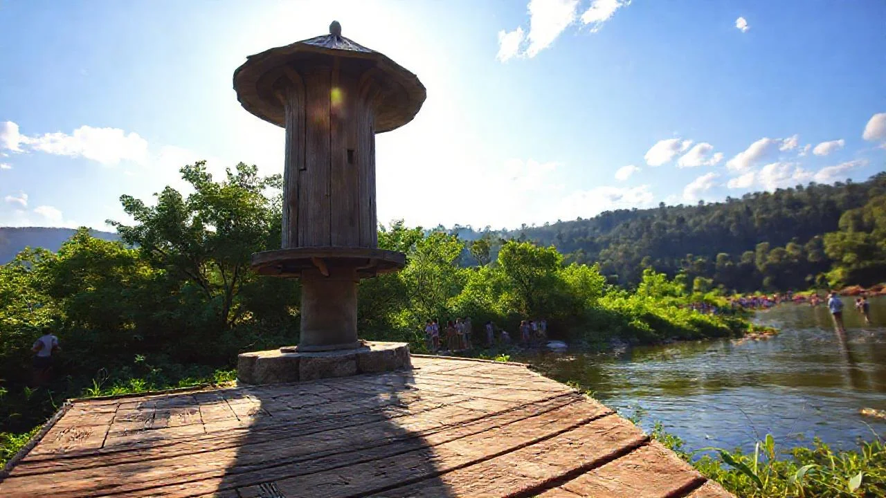 Noria antigua en río tranquilo