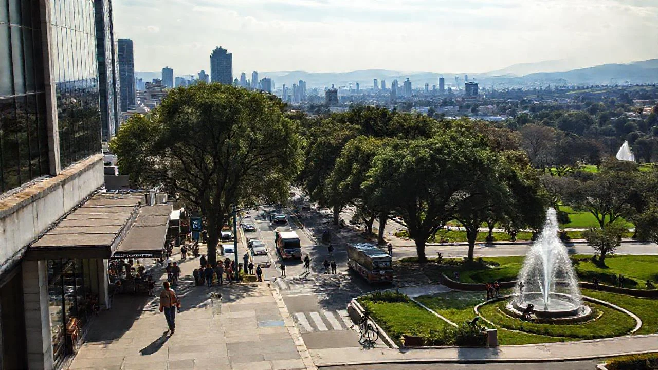 Ciudad vibrante, luz y movimiento urbano