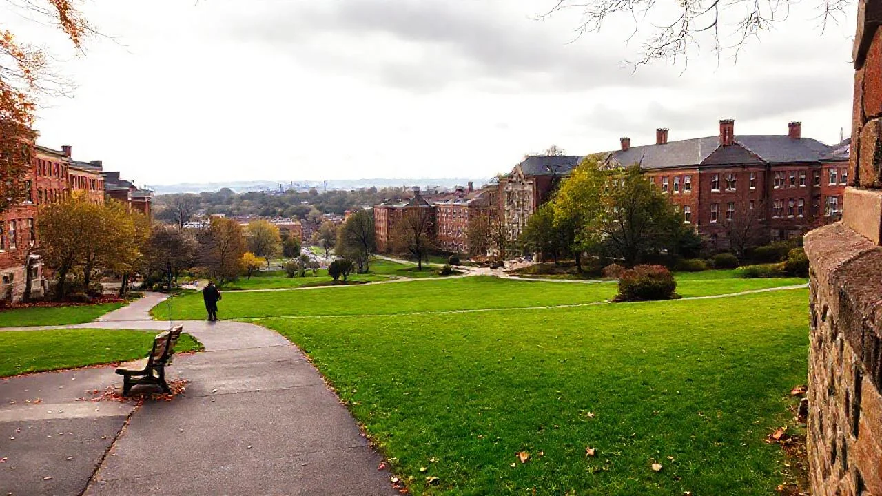 Un campus universitario tranquilo y sereno