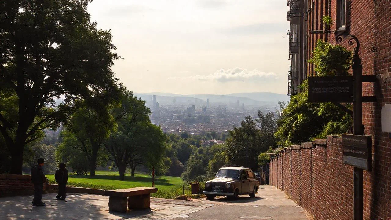 Ciudad urbana serena bajo cielo difuso